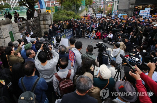지난달 23일 오후 서울 관악구 인헌고등학교 앞에서 열린 '인헌고등학교 학생수호연합' 소속 학생들의 기자회견에 많은 보수단체 회원 및 보수 유튜버들이 기자회견을 지켜보고 있다. 학생수호연합은 일부 교사가 '편향적 정치사상'을 학생들에게 주입한다고 주장했다. (사진=연합뉴스)